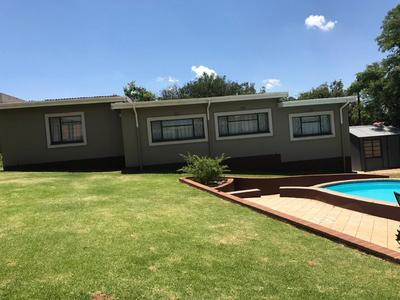 Cottage For Rent in Meredale, Johannesburg