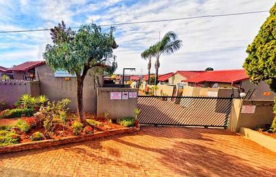 Townhouse For Sale in Discovery, Roodepoort