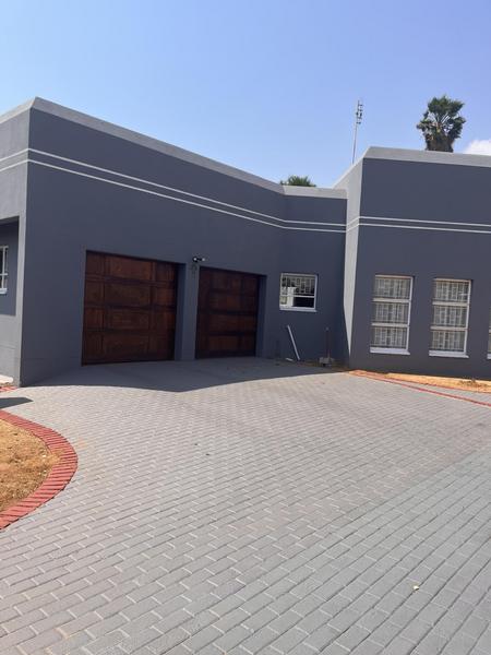Property For Sale in Riviera Park, Mafikeng